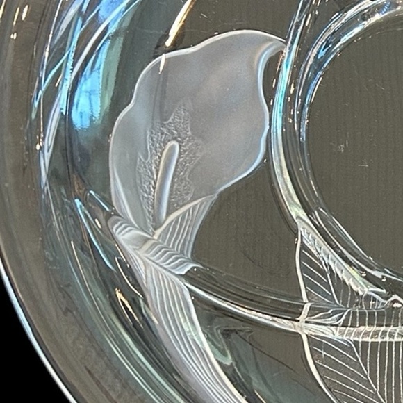 Crystal Clear Industries Frosted Calla Lily 14" Divided Chip and Dip Platter - Picture 9 of 10